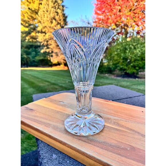 Waterford Crystal Romance of Ireland Rock of Cashel 10" Footed Trumpet Vase - Picture 4 of 14